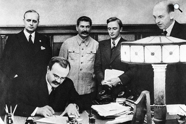 A Molotov-Ribbentrop paktum aláírása - Joachim von Ribbentrop, Joszip Sztálin, Vjacseszlav Mihajlovics Molotov, 1939 (Fotó: Wikipédia)