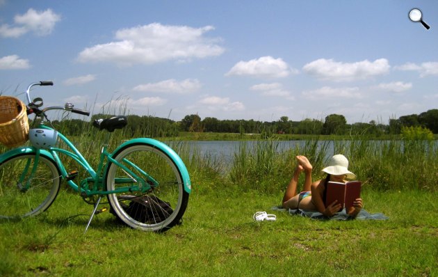 Könyvek, nyár, strand, tópart (Fotó: pixabay.com)