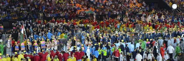 Szilágyi Áron viszi a 160 tagú magyar csapat zászlaját a XXXI. nyári olimpiai játékok megnyitóünnepségén, Rio de Janeiro (MTI Fotó: Czeglédi Zsolt)