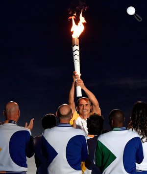 Riói nyári olimpia 2016 - Vanderlei Cordeiro de Lima olimpiai bronzérmes brazil maratoni futó meggyújtja az olimpiai lángot a XXXI. nyári olimpiai játékok megnyitóünnepségén a Rio de Janeiró-i Maracana Stadionban 2016. augusztus 5-én. (MTI Fotó: Kovács Tamás)