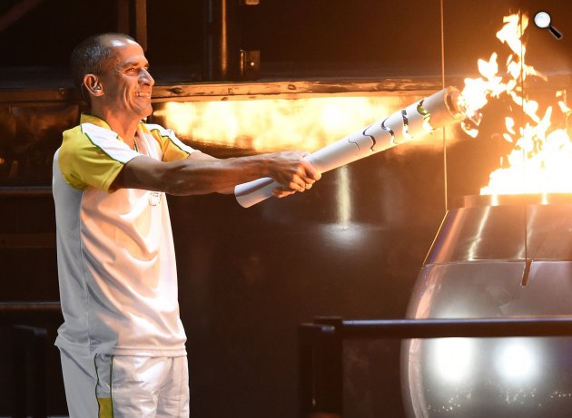 Riói nyári olimpia 2016 - Vanderlei Cordeiro de Lima olimpiai bronzérmes brazil maratoni futó meggyújtja az olimpiai lángot a XXXI. nyári olimpiai játékok megnyitóünnepségén a Rio de Janeiró-i Maracana Stadionban 2016. augusztus 5-én. (MTI Fotó: Kovács Tamás)