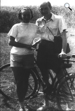 Sarkadi Imre író kiránduláskor (Fotó: OSZK)