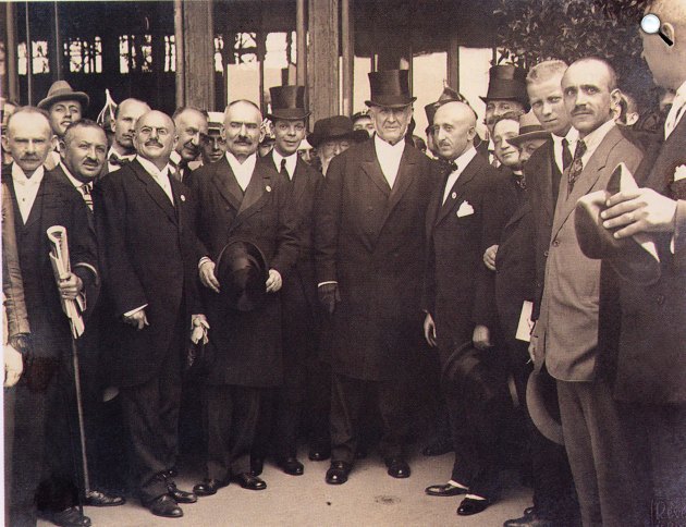 Wekerle Sándor és más tisztviselők a Keleti Vásár megnyitóján, 1918 (Fotó: Kossuth Kiadó/Wikipédia)