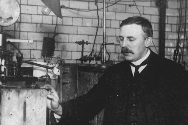 Ernest Rutherford (1871–1937) az alfa-részecskék felfedezője, Nobel-díjas tudós, 1905 (Fotó: Wikipédia)
