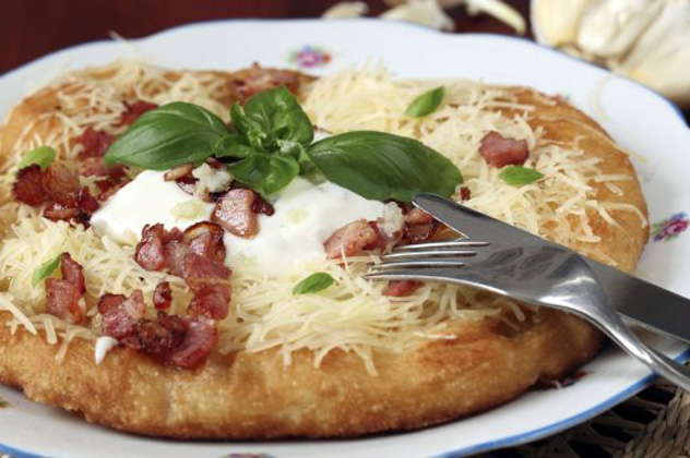 Street food, étel, sonkás-tejfölös lángos (Fotó: pixabay.com)