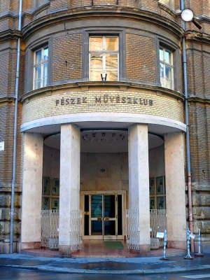 Fészek Művészklub bejárata, Budapest, 2007 (Fotó: Wikipédia)