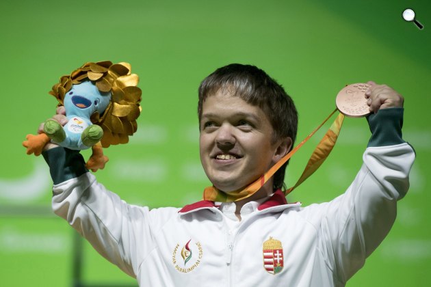 A bronzérmes Tunkel Nándor az erőemelők 49 kilogrammos súlycsoportjának eredményhirdetésén a Rio de Janeiró-i paralimpián, 2016 (MTI Fotó: Koszticsák Szilárd)