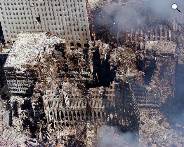 2001. szeptember 17-én a Világkereskedelmi Központ (World Trade Center, WTC) parázsló romjai, New York (Fotó: U.S. Navy)