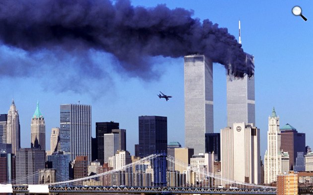 2001. szeptember 11-én két eltérített utasszállító csapódott a Világkereskedelmi Központ (World Trade Center, WTC) az ikertornyába, New York (Fotó: Youtube)