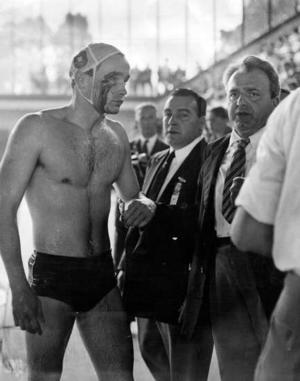 Zádor Ervin a melbourne-i olimpia, magyar-orosz vízilabda-mérkőzés után, 1956 (Fotó: Wikipédia)