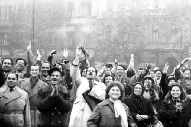 Tüntetők 1956 októberében (MTI Fotó: Munk Tamás)