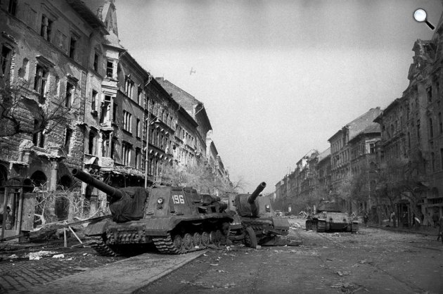 Erich Lessing: József körút az Üllői útról, Budapest, 1956 (Fotó: Erich Lessing/Magnum Photos)