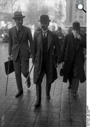 Bethlen István (középen) és a magyar delegáció néhány tagja, 1926, Genf (Fotó: Bundesarchiv)