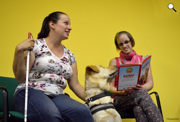 Enikő lábánál, Bors vakvezető kutyája ül, Loványi Eszter olvas nekik (Fotó: Varga Attila)