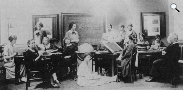 Harvard Egyetem, női tanulók, Cambridge, USA, 1925 (Fotó: www.harvard.edu) 