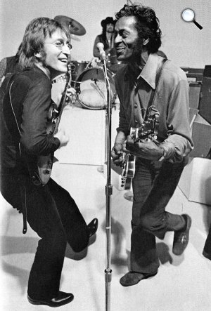 John Lennon a Beatles egykori tagja és Chuck Berry rock and roll zenész (Fotó: listal.com)