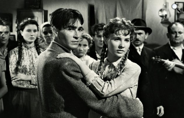Fábri Zotán: Körhinta, Soós Imre, Törőcsik Mari, 1956 (Fotó: Színészkönyvtár.hu)