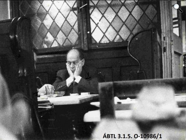 Örkény István írót titokban fotózták le 1968-ban a Százéves étteremben. (ÁBTL: Állambiztonsági Szolgálatok Történeti Levéltára)
