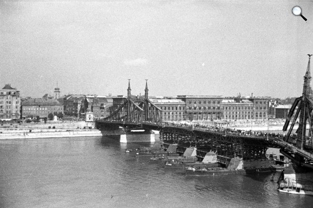 A Szabadság (Ferenc József) híd a pontonhíddal kiegészített hídroncs a Gellérthegyről nézve, 1945 (Fotó: Fortepan)
