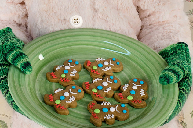 Karácsonyi süteményt kínál egy kislány (Fotó: pixabay.com)