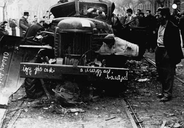 Kilőtt szovjet tehergépkocsi, üzenettel, 1956. november  (Fotó: A XX. század történelme / MEK.OSZK)