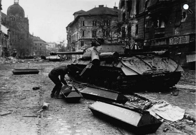 Koporsóba teszik a halottakat az Üllői úton, 1956. november 4. (Fotó: A XX. század történelme / MEK.OSZK)