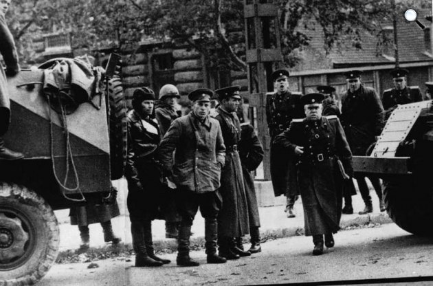 A Forradalmi Munkás Paraszt Kormány nevében visszahívott szovjet csapatok tisztjei. Budapest, 1956. november 4. (Fotó: A XX. század történelme / MEK.OSZK)