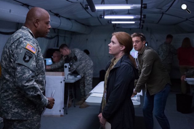 Érkezés (Arrival) - Forest Whitaker, Amy Adams és Jeremy Renner, 2016 (Fotó: InterCom)