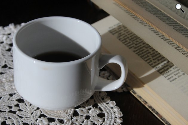 Könyvolvasás kávézás közben (Fotó: pixabay.com)