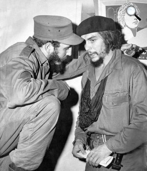 Fidel Castro kommunista politikus és Ernesto Che Guevara gerillavezér (Fotó: Twitter)