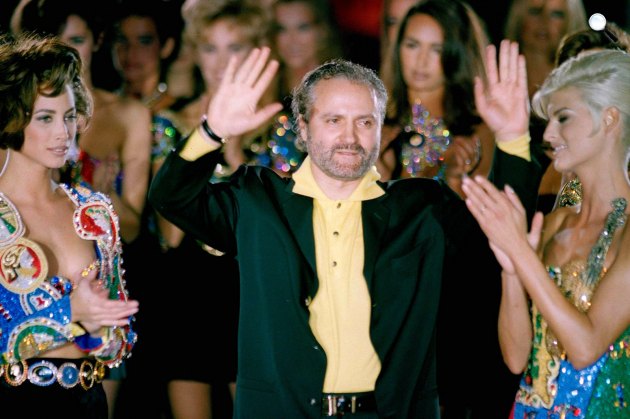 Gianni Versace topmodellek társaságában (Fotó: Pinterest)