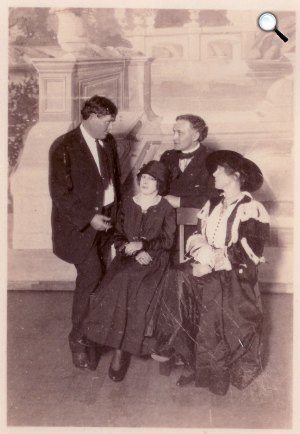 Jack London író és Harry Houdini szabaduló művész feleségeikkel (Fotó: Jack London Society)