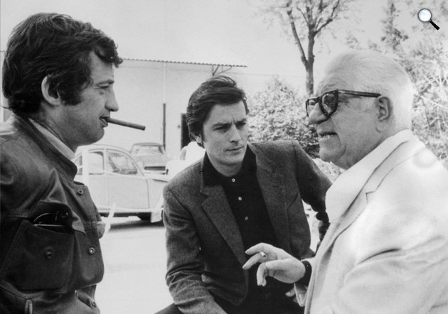 Jean Gabin, Jean-Paul Belmondo és Alain Delon beszélget, 1969 (Fotó: historiasdecinema.com)