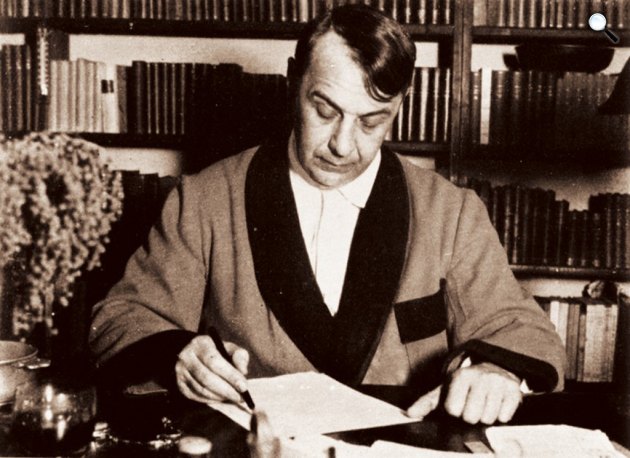 Kosztolányi Dezső (1885-1936) íróasztalánál, 1935 (Fotó: PIM) 