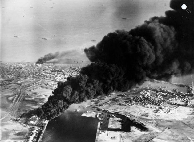 Port Szaíd, a Szuezi-csatorna a szuezi válság idején, 1956. november 5. (Fotó: Wikipédia)