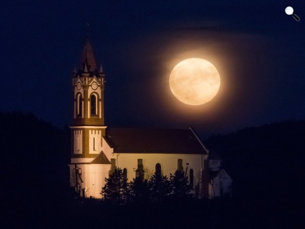 A telihold látszik a sóshartyáni Jézus Szíve római katolikus templom felett 2016, Sóshartyán (MTI Fotó: Komka Péter)
