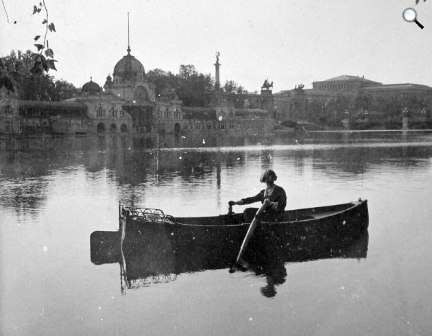 Csónakázó a Városligeti-tavon a Műjégpálya épületével, háttérben a Szépművészeti Múzeum, Városliget, Budapest, 1916 (Fotó: Fortepan)