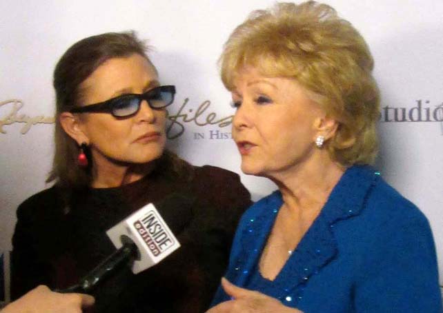 Debbie Reynolds (1932-2016) amerikai énekes, színésznő és lánya, Carrie Fisher (1956-2016) amerikai színésznő, író, 2015 (Fotó: Flickr/Greg Hernandez)