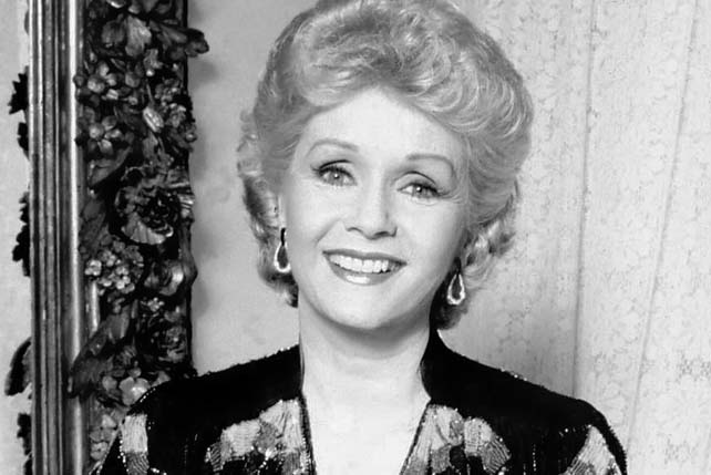 Debbie Reynolds (1932-2016) amerikai énekes, színésznő a hálószobájában Los Angelesben, 1987 (Fotó: Allan Warren)