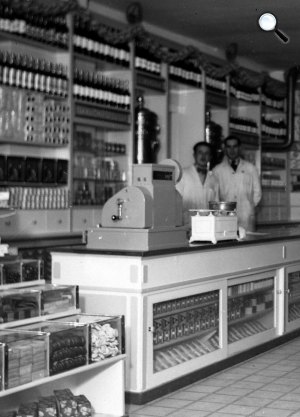 Győri út 14. Köztisztviselők boltja, eladók, kassza, Budapest, 1938 (Fotó: Fortepan)