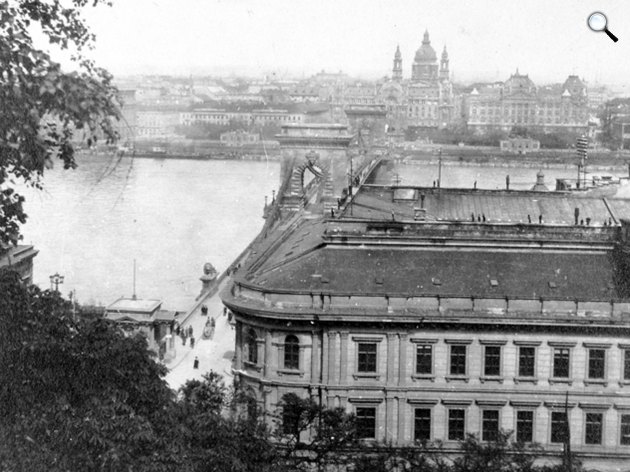 Kilátás a Budai Várból a Clark Ádám tér, a Lánchíd és a Bazilika felé, 1921 (Fotó: Fortepan)