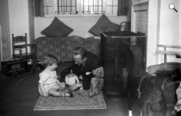 A. A. Milne író és fia, Christopher Robin Milne Micimackóval (Fotó: babelio.com)