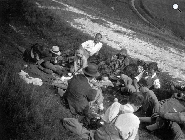 Bloomsbury-kör - Francis Birrell és Clive Bell; Julian Bell, Duncan Grant, Angelica Bell, Angus Davidson, Virginia és Leonard Woolf, Richard Kennedy és Quentin Bell, 1928 (Fotó: babelio.com)