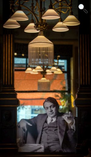 Centrál Kávéház Ady Endre fotójával, Budapest (Fotó: Centrál Kávéház/Facebook)