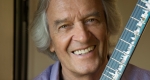 John McLaughlin jazz zenész a gitárjával (Fotó: johnmclauglin.com)