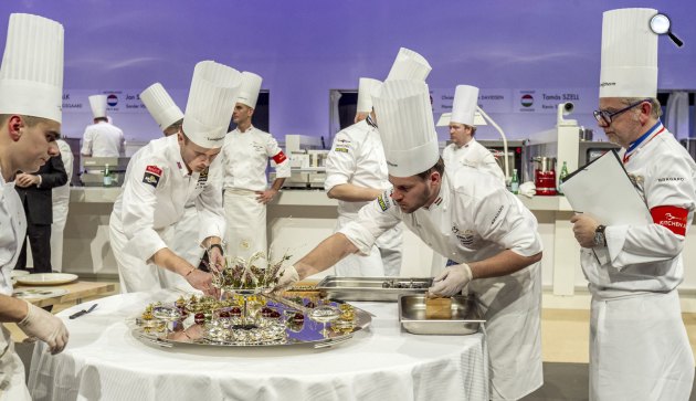 Széll Tamás, a magyar csapat séfje, a 2016-os kontinensbajnokságának győztese (j2) és Szabó Kevin commis (b) a Bocuse d'Or nemzetközi szakácsversenyen (MTI Fotó: Szigetváry Zsolt)