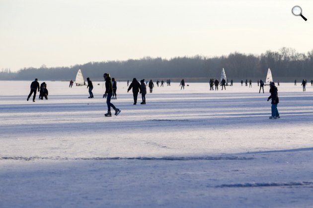 Korcsolyázók és fakutyázók a befagyott Balatonon (MTI Fotó: Varga György)