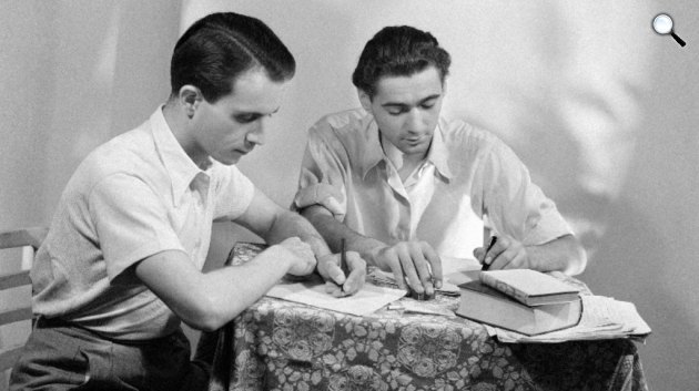Devecseri Gábor (1917–1971) költő, műfordító, klasszika-filológus (b) és Somlyó György (1920–2006) költő, esszéíró, műfordító, 1940-es évek (MTI Fotó/hirado.hu: Várkonyi László)