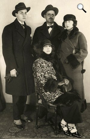 Joyce család: James Joyce, Nora, Lucia és Giorgio, 1924 (Fotó: (Fotó: jamesjoyceencyclopedia.com)