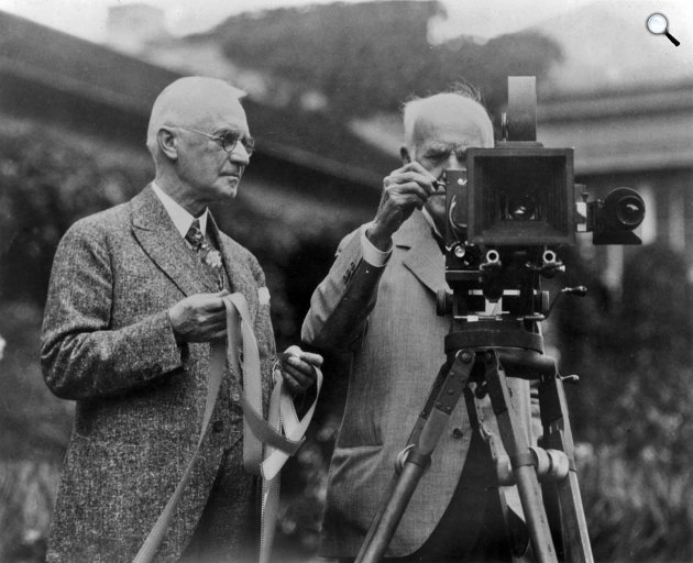 George Eastman, a celluloid film feltalálója, a Kodak megalapítója és Thomas Edison feltaláló, 1928 (Fotó: eastman.org)